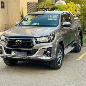 Photo - Toyota Hilux 2020 Gray