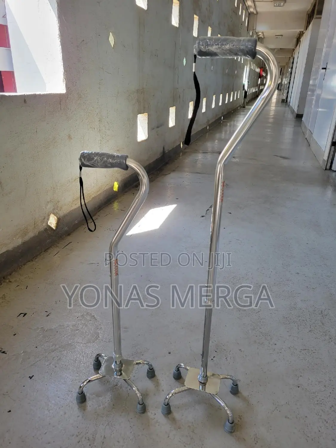 Walking Stick鵞ባለ4 ከዘራmedpro Silver Anti-Rust Broad Quad Cane