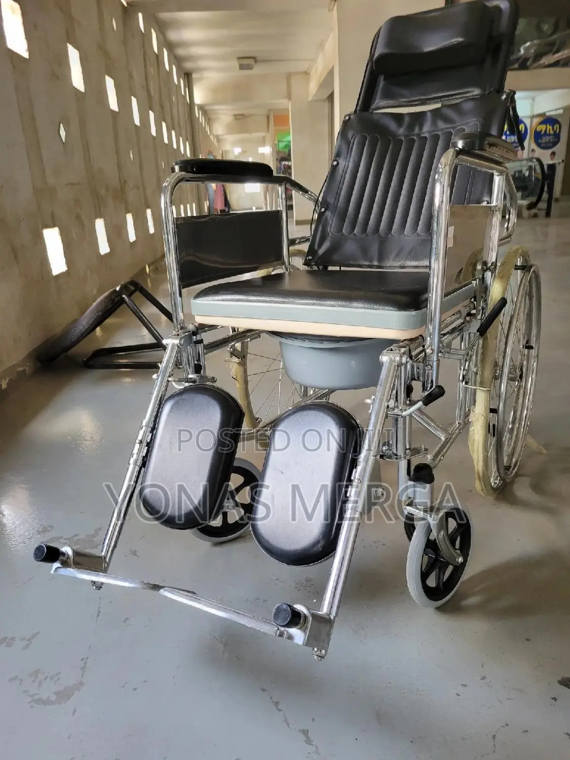 Potty Wheelchairㄉ0ዊልቼር**Tool-Free Elevating Padded Legrests
