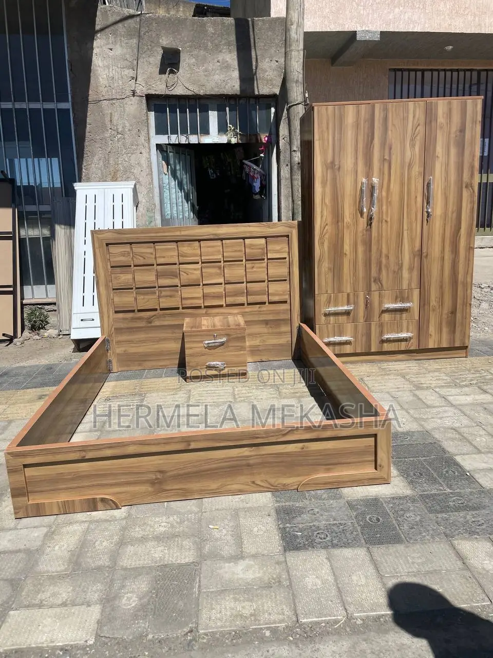 Bed Kum Saten and Komodino