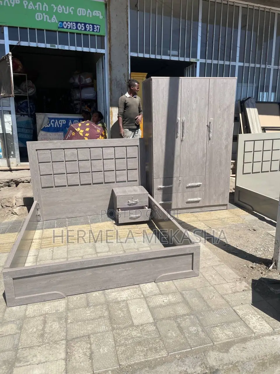 Bed Kum Saten and Komodino