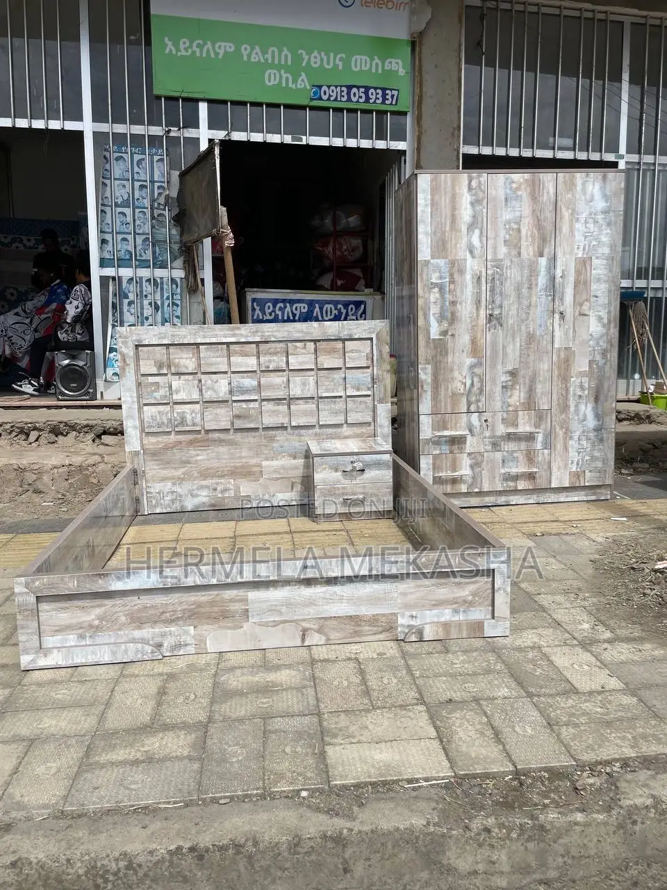 Bed Kum Saten and Komodino