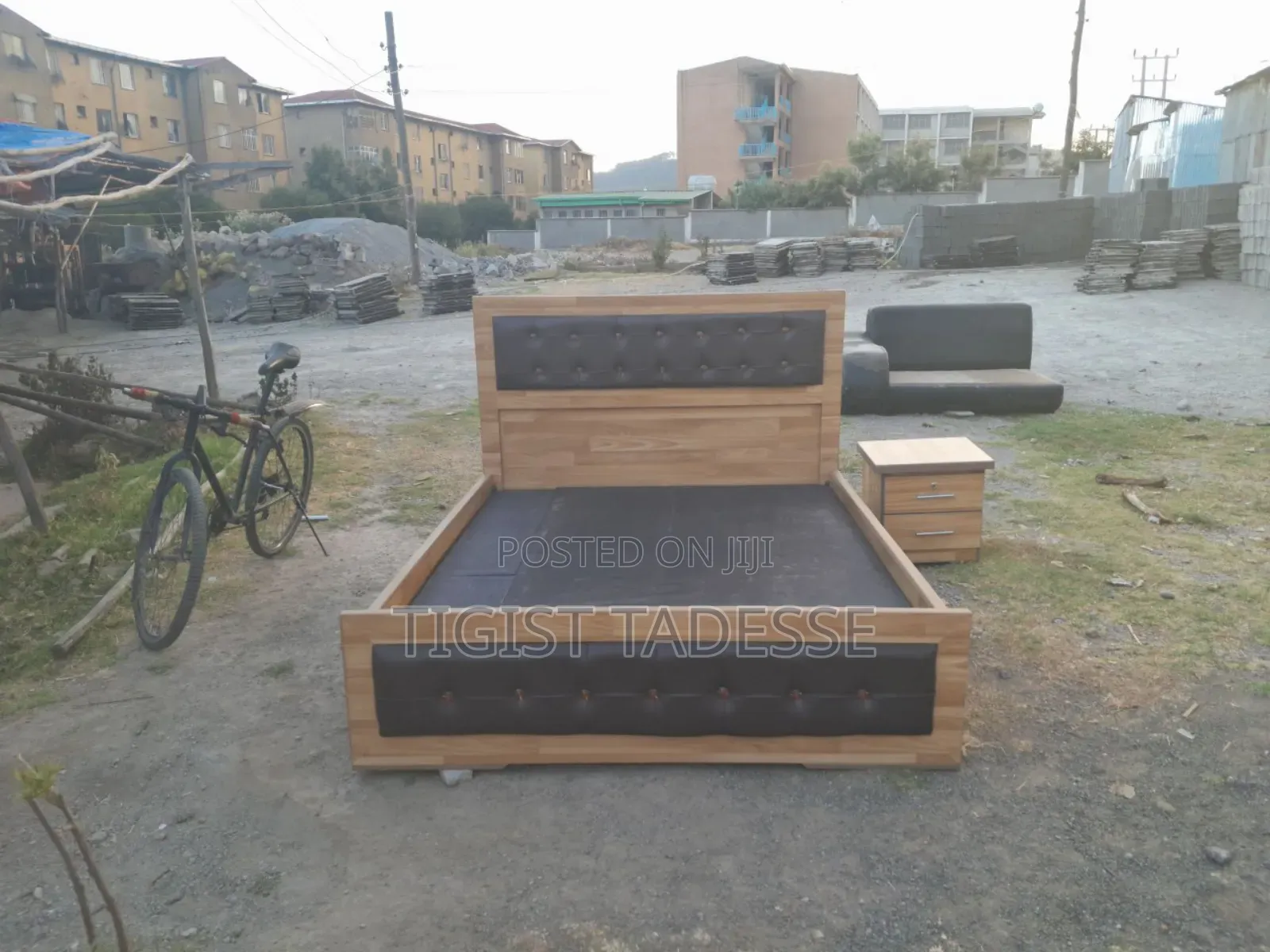 Bed With Bed Side በሌዘር