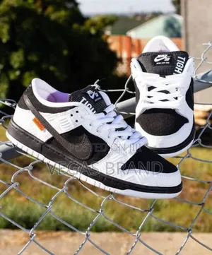 Photo - Nike SB Dunk Low Black White Master Quality Shoes