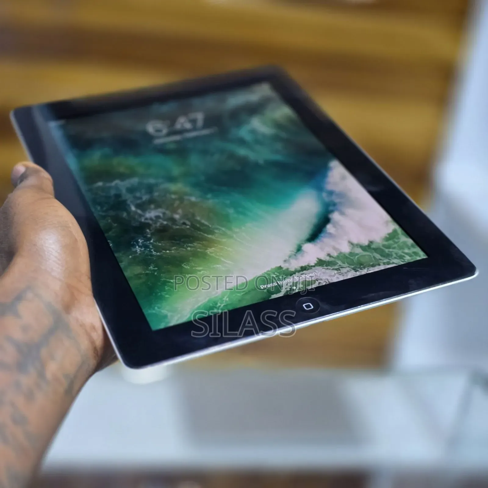 New Apple iPad 9.7 16 GB Silver