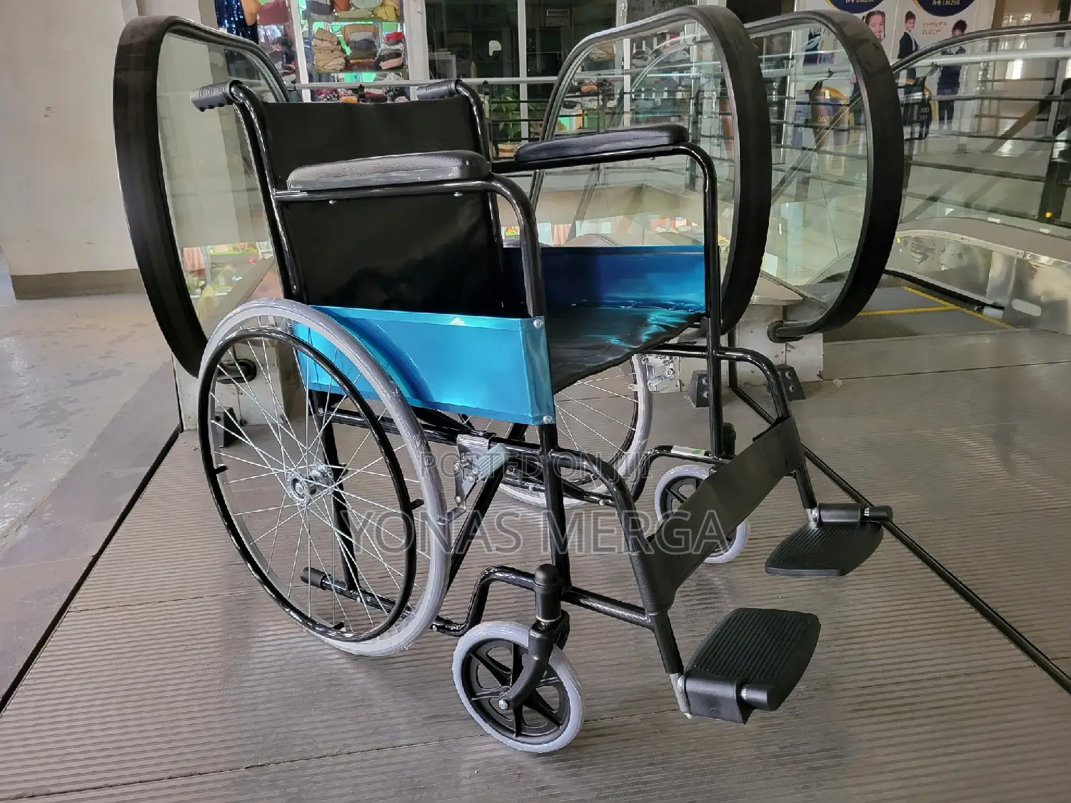 User Friendly Customized Seat Width Option Wheelchair{}趨ዊልቼር