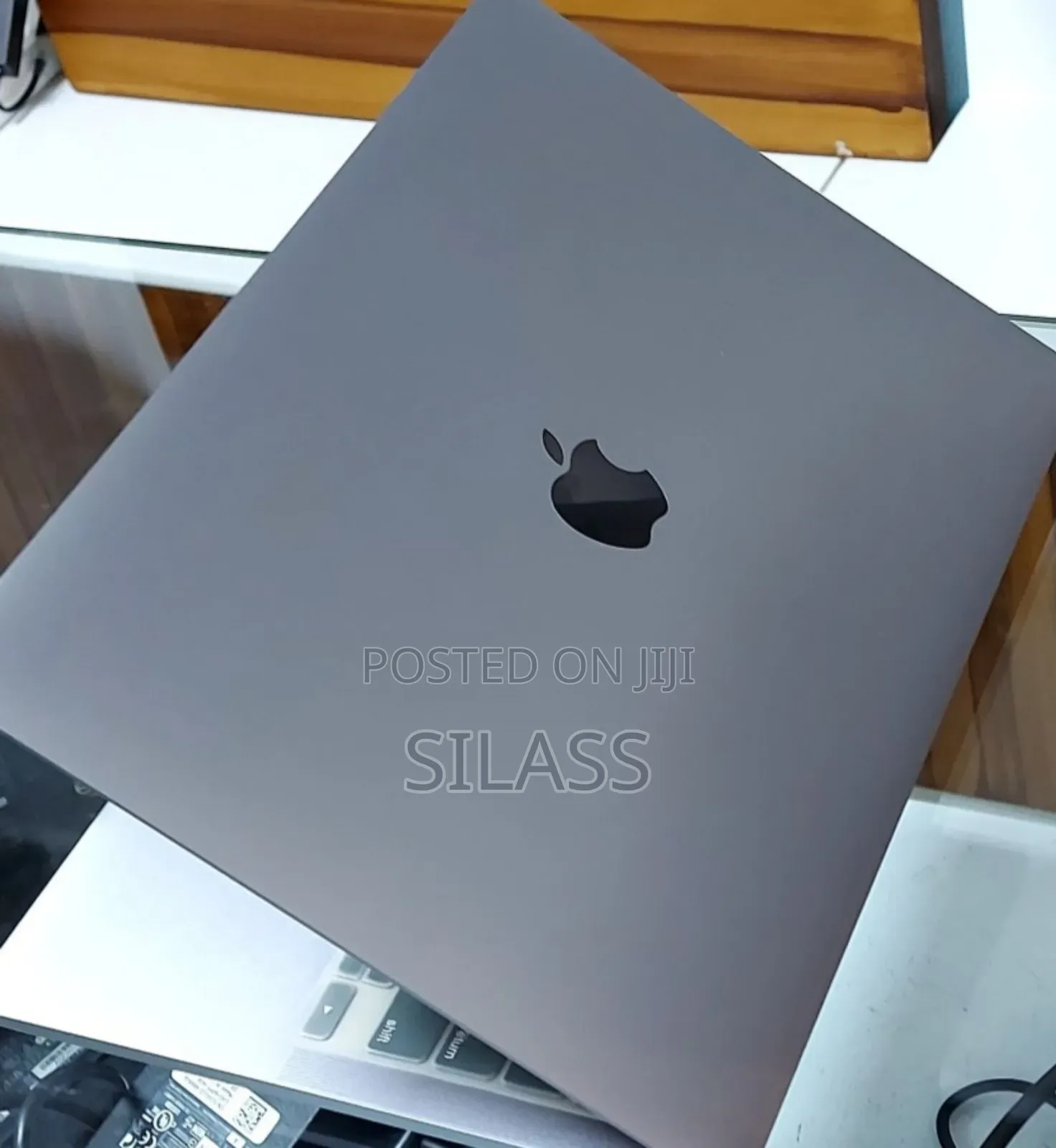 New Laptop Apple MacBook Pro 2020 M1 8GB Apple M1 Pro SSD 256GB