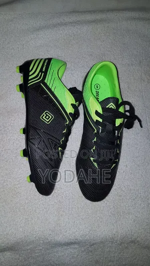 Photo - Dream Pairs Men's Football Shoes