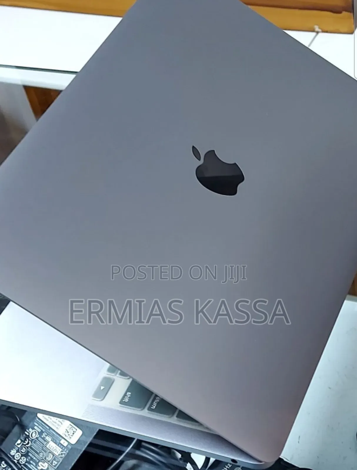 New Laptop Apple MacBook Pro 2020 M1 8GB Apple M1 Pro SSD 256GB