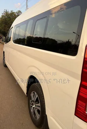 Toyota HiAce 2022 White