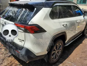 Toyota RAV4 2022 White