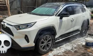 Photo - Toyota RAV4 2022 White