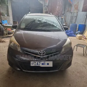 Photo - Toyota Yaris 2012 Gray