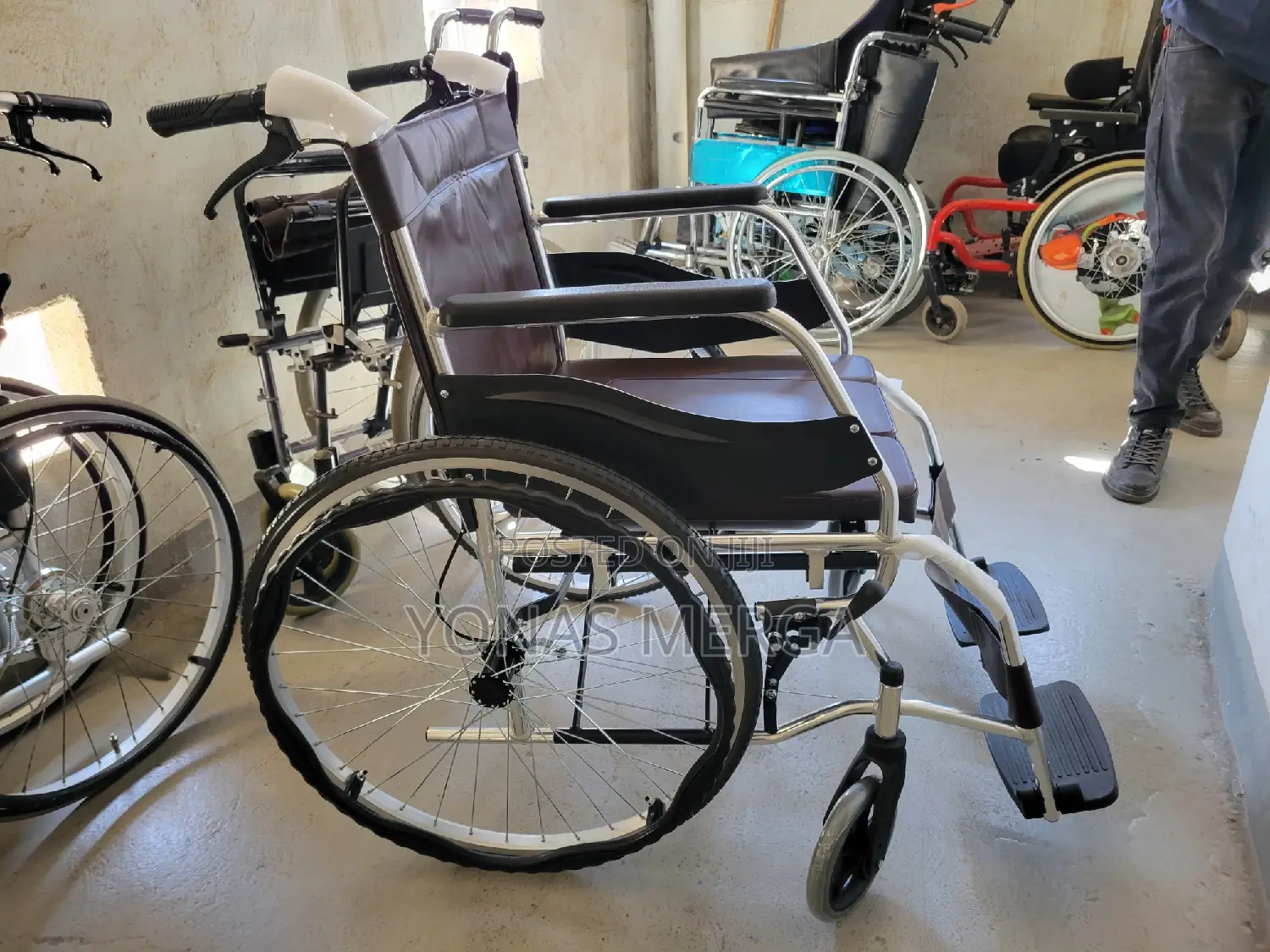 Wheelchair With Toilet:Solve Problem of Inconvenient Toilet