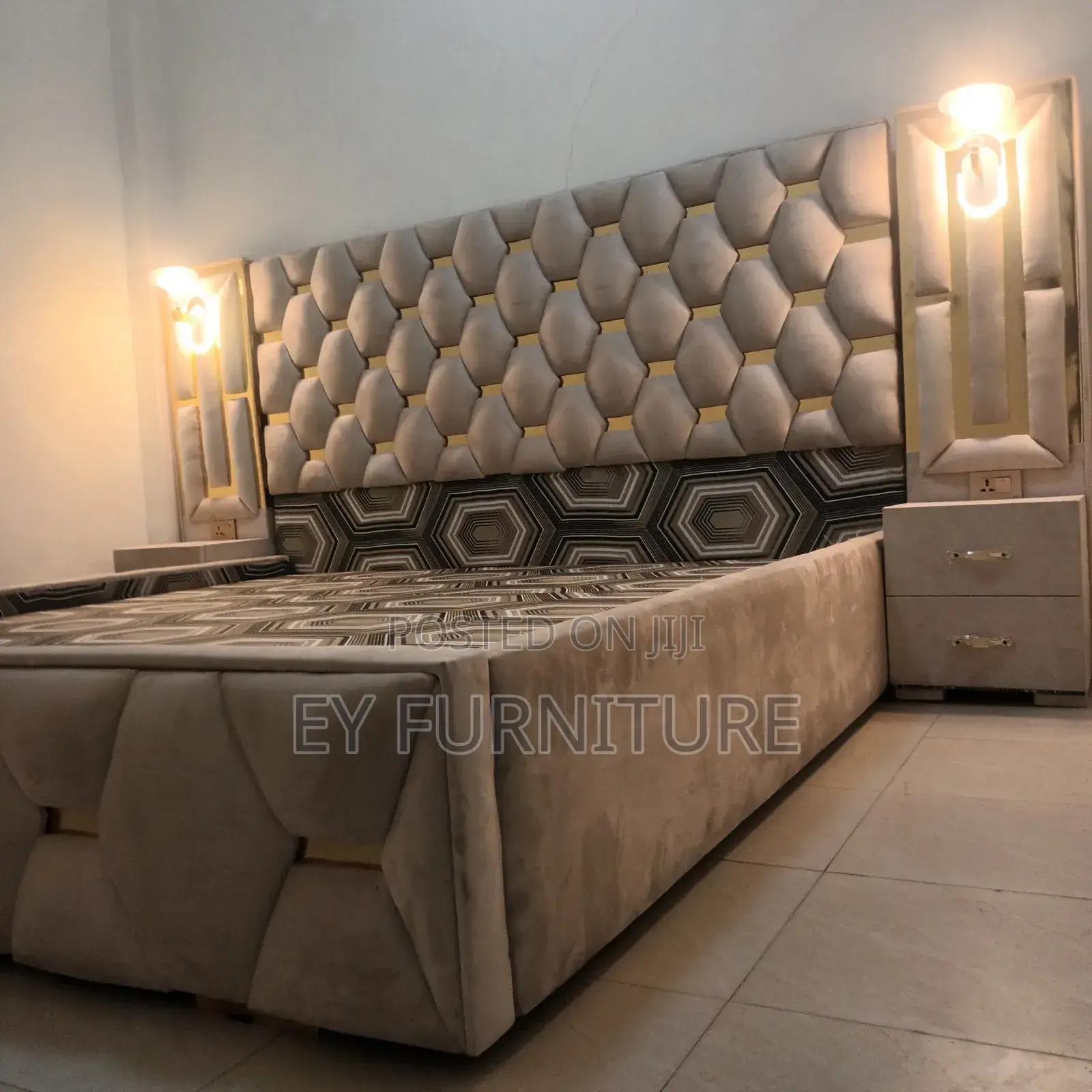 መብራት ያለው አልጋ