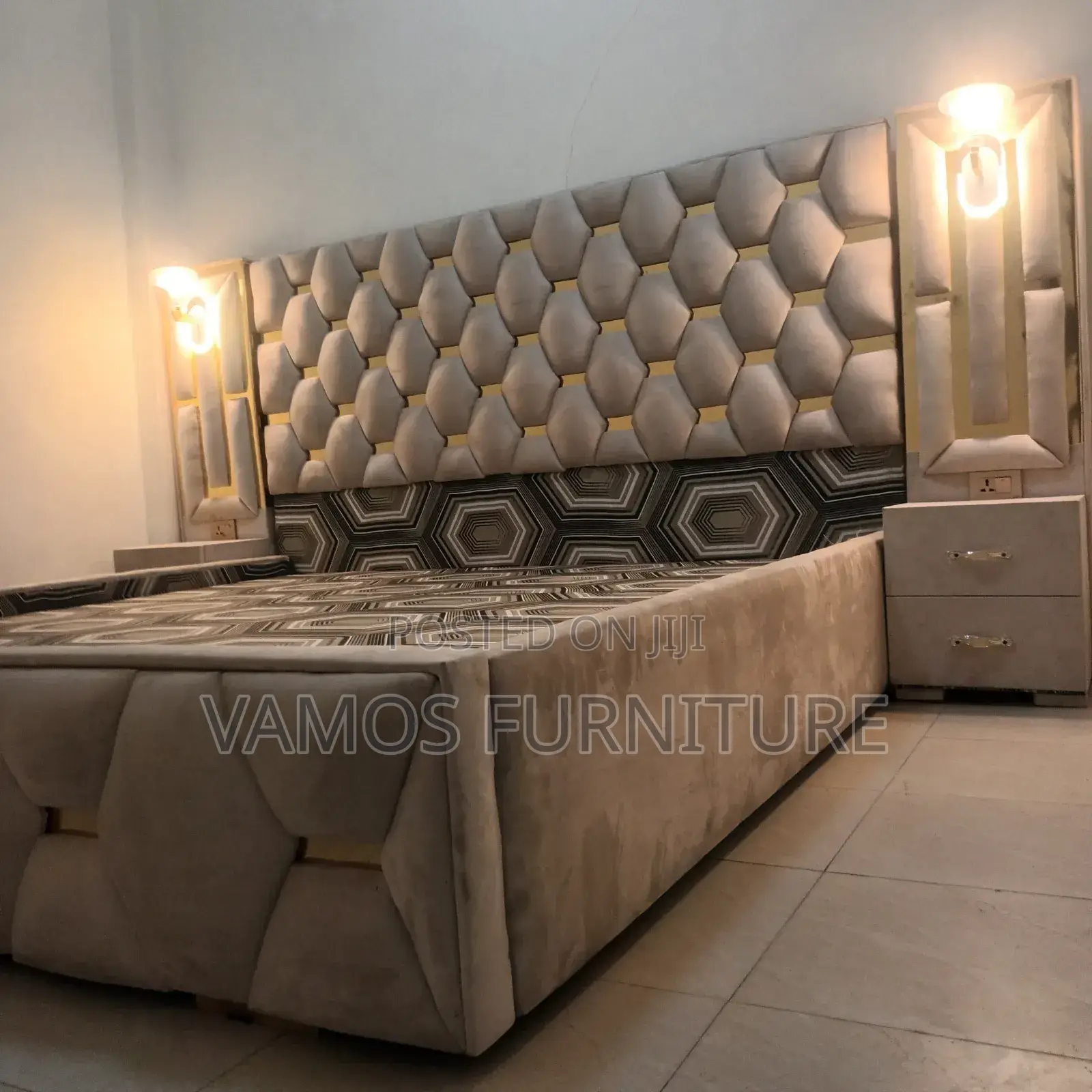 መብራት ያለው አልጋ