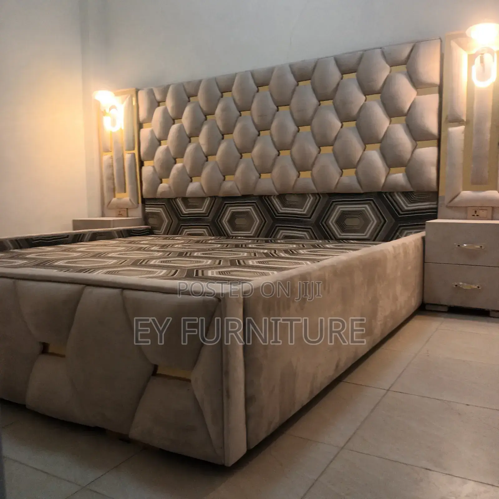 መብራት ያለው አልጋ