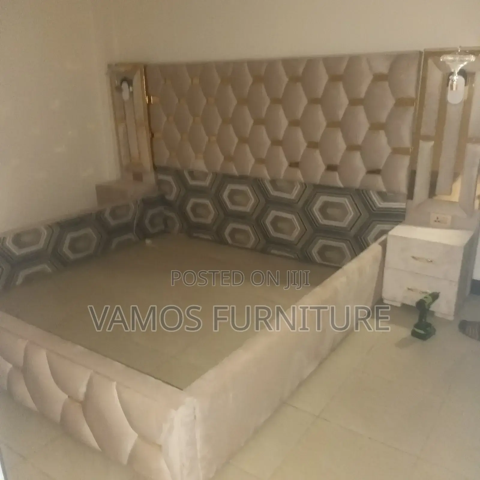 መብራት ያለው አልጋ