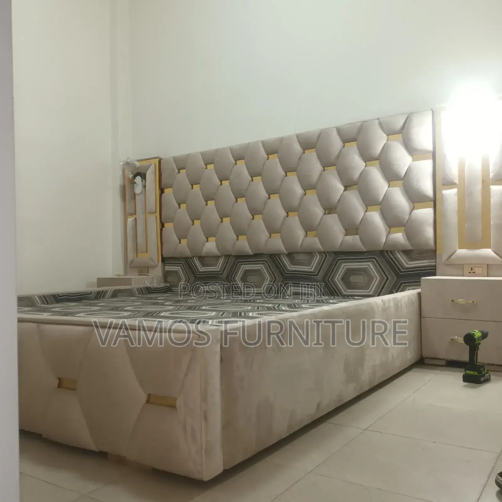 መብራት ያለው አልጋ