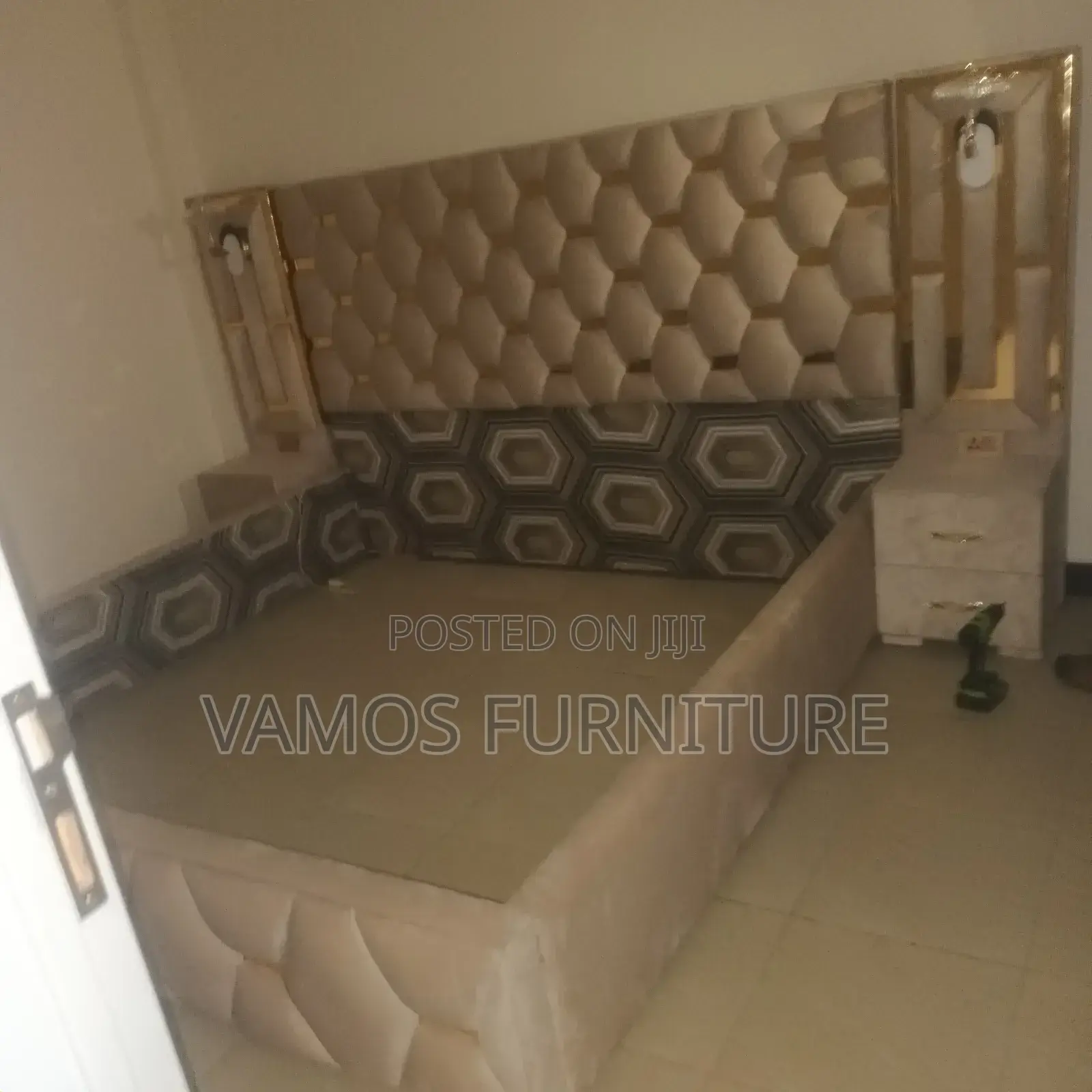 መብራት ያለው አልጋ