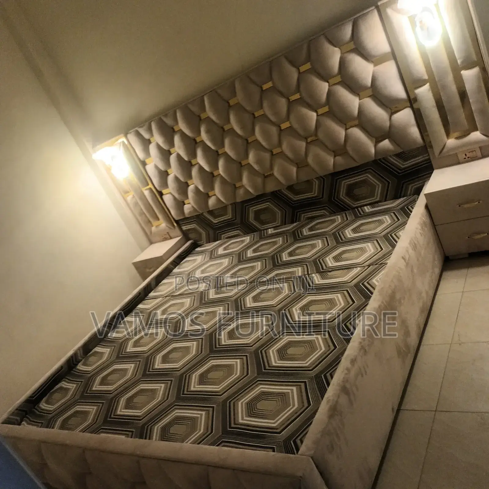 መብራት ያለው አልጋ