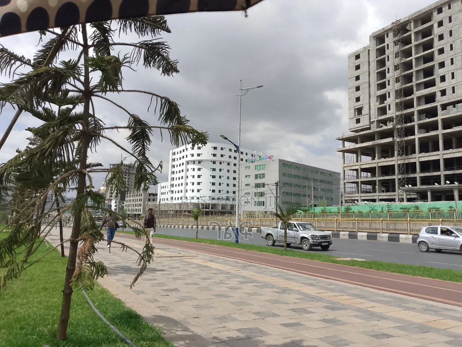 በመሀል CMC 100% የተጠናቀቁ የንግድ ሱቆችን ለሽያጭ አቅርበናል።