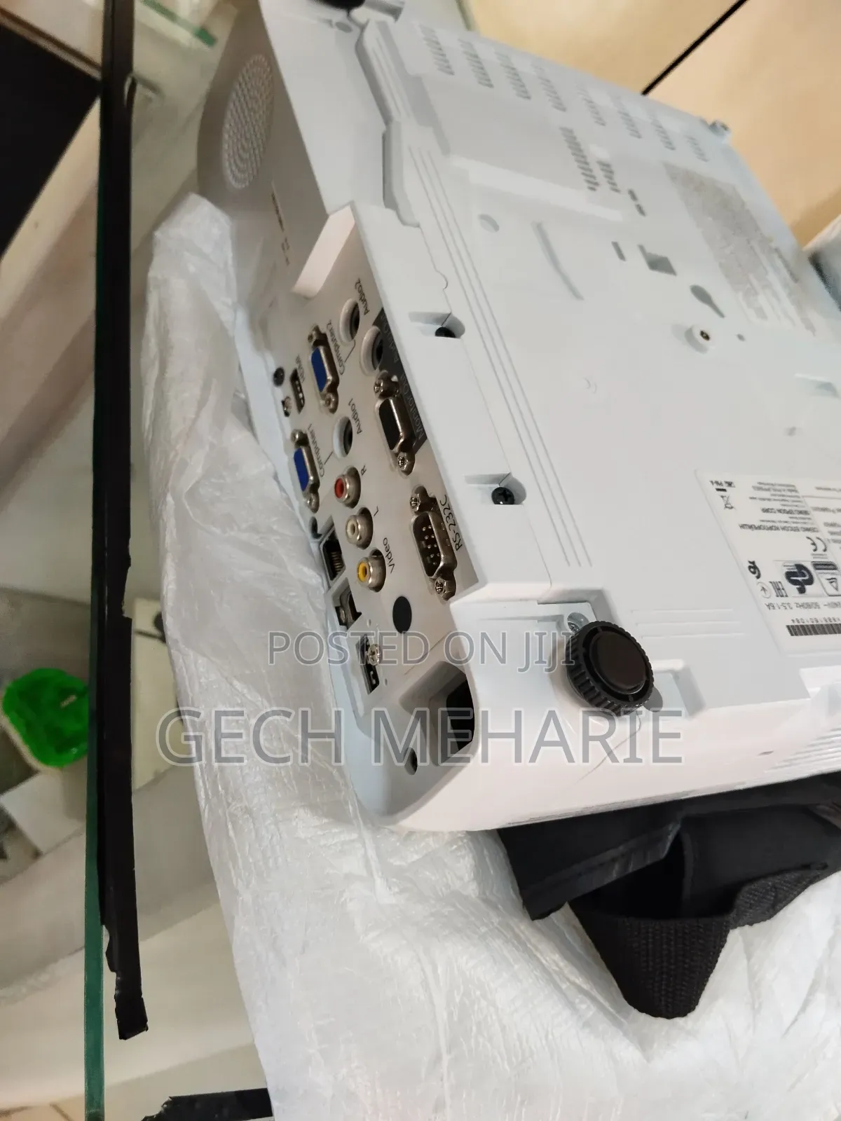 Brand New EPSON Projector
With Manual CD and Car