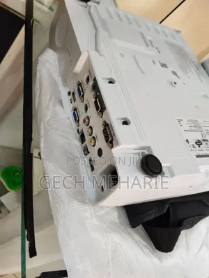 Brand New EPSON Projector
With Manual CD and Car