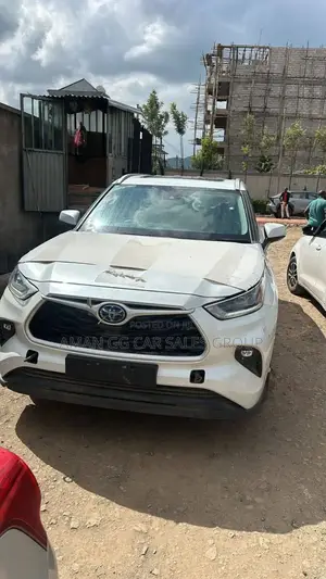 Photo - Toyota Highlander 2022 White
