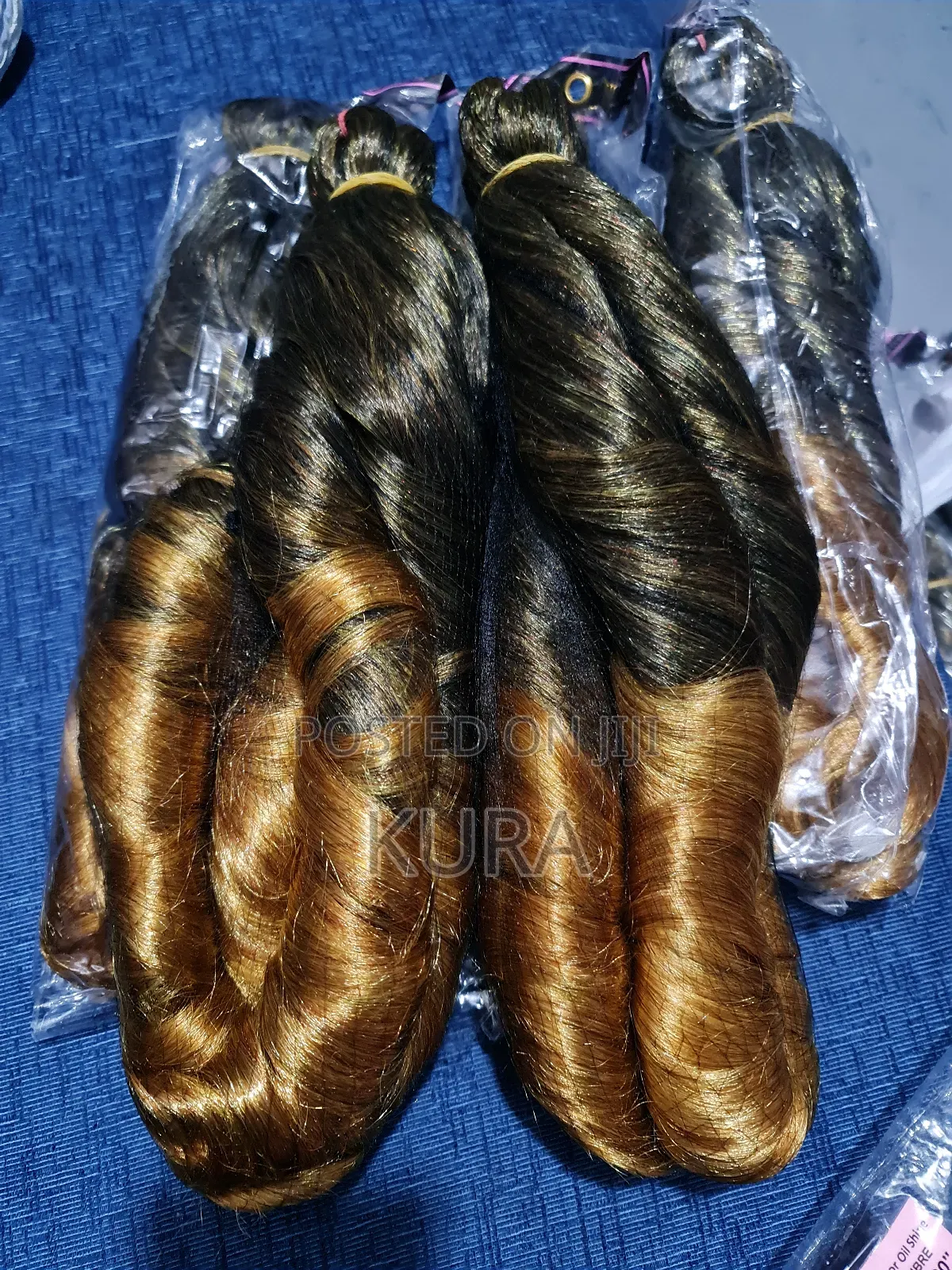 ዊግ በተለያየ ከለር