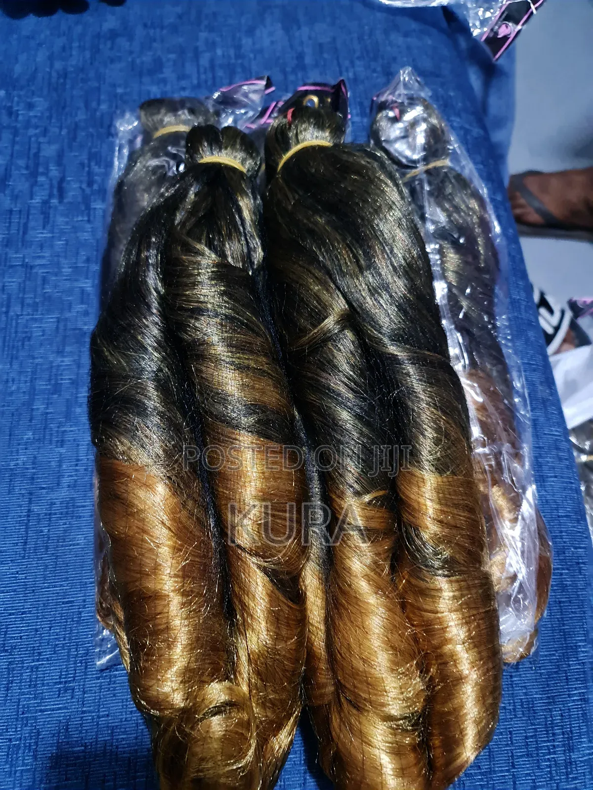 ዊግ በተለያየ ከለር