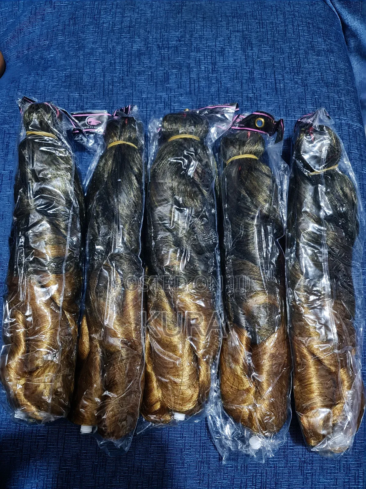 ዊግ በተለያየ ከለር