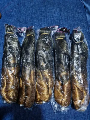 ዊግ በተለያየ ከለር