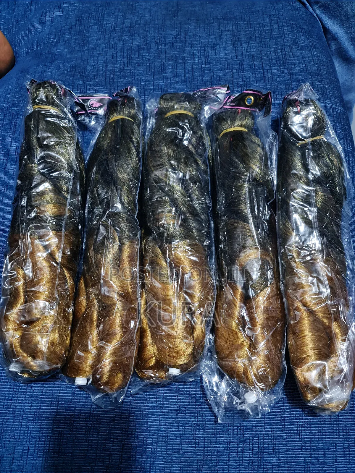 ዊግ በተለያየ ከለር