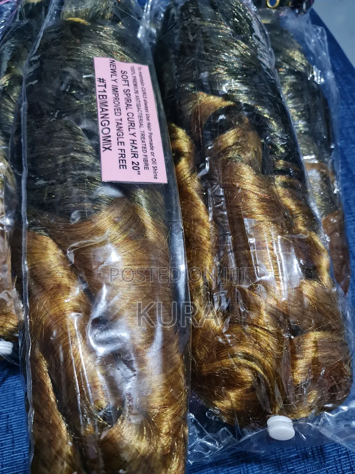 ዊግ በተለያየ ከለር