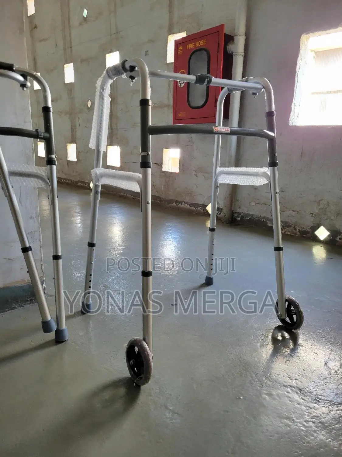 Walker沒፯height-Adjustable Legs Have 2 Rubber 2wheel Walker