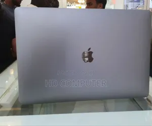 Photo - New Laptop Apple MacBook Pro 2019 16GB Intel Core I7 SSD 512GB