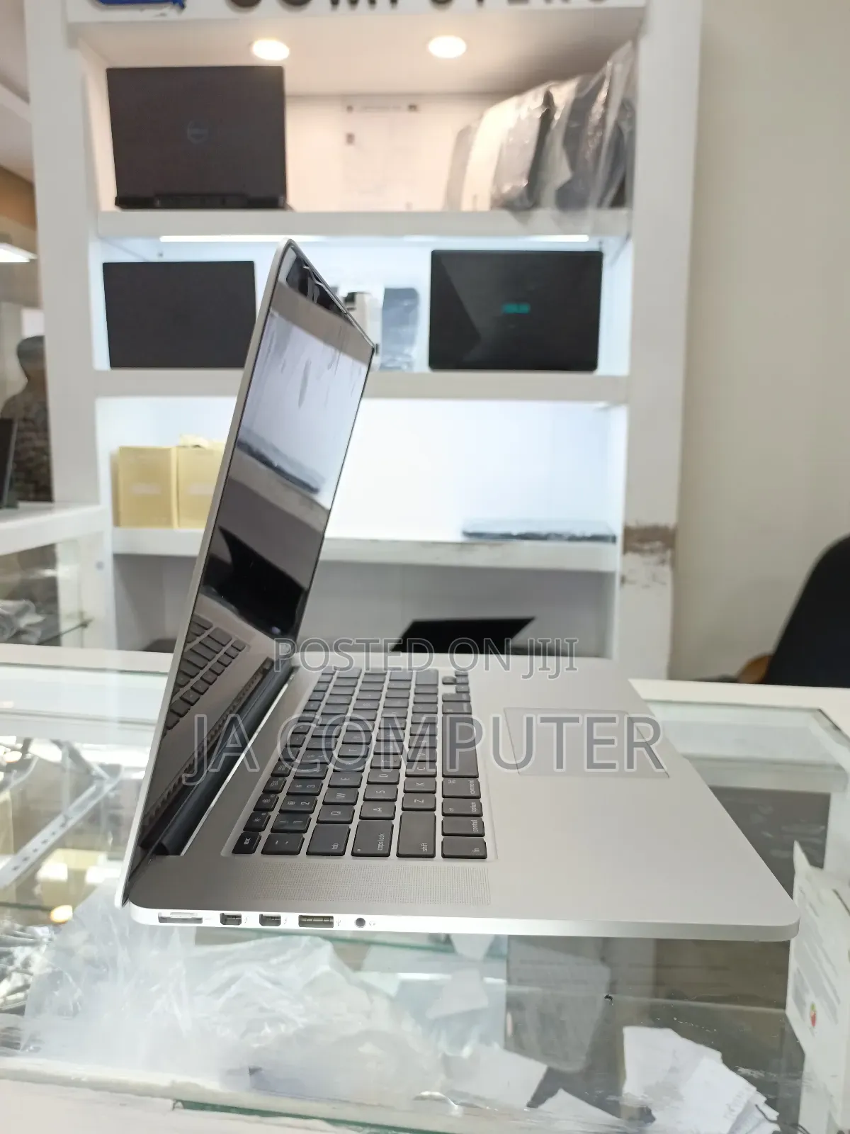 New Laptop Apple MacBook Pro 2015 16GB Intel Core I7 SSD 256GB