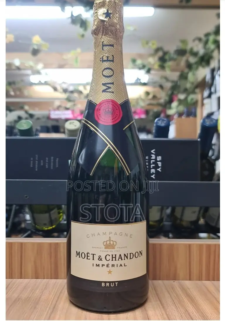 Moet Chandon Champagne Black ብዛት አለን