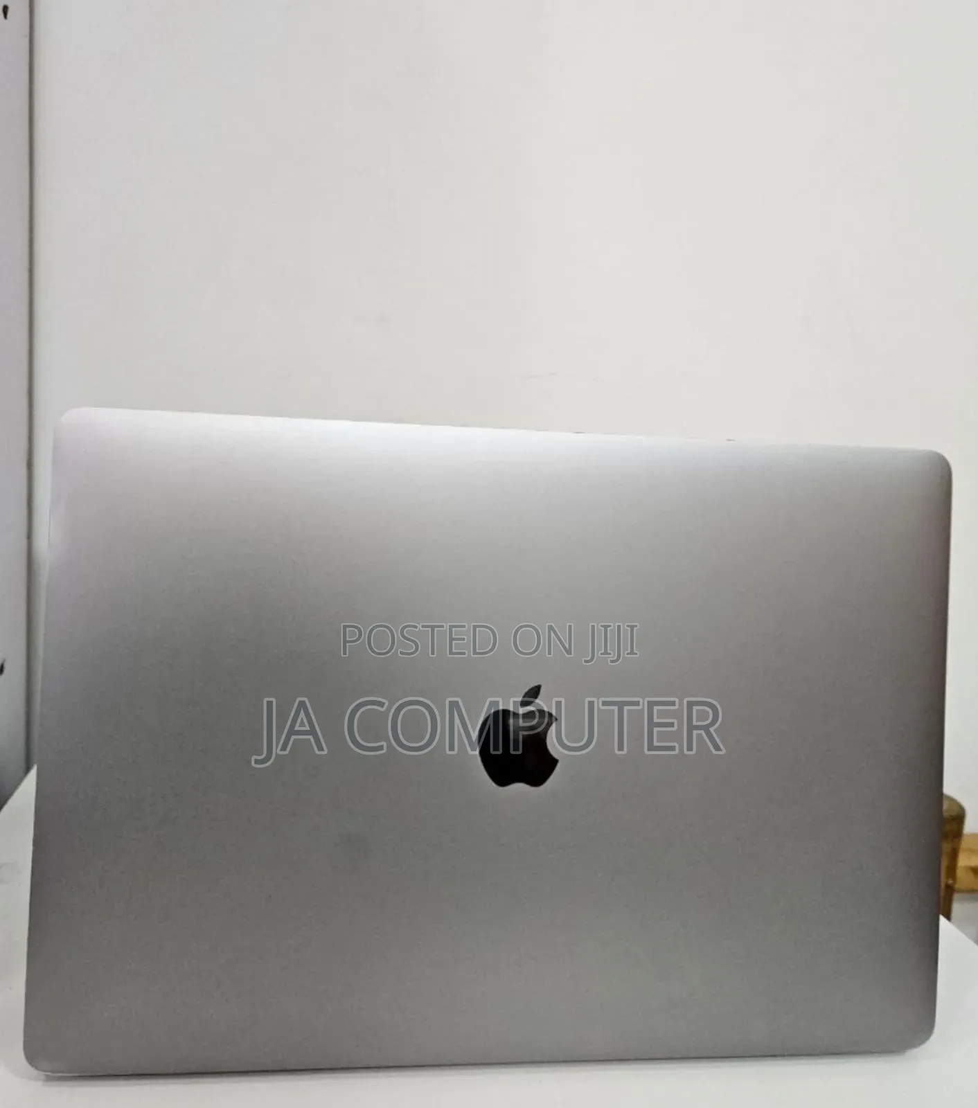 New Laptop Apple MacBook Pro 2018 16GB Intel Core I7 SSD 512GB