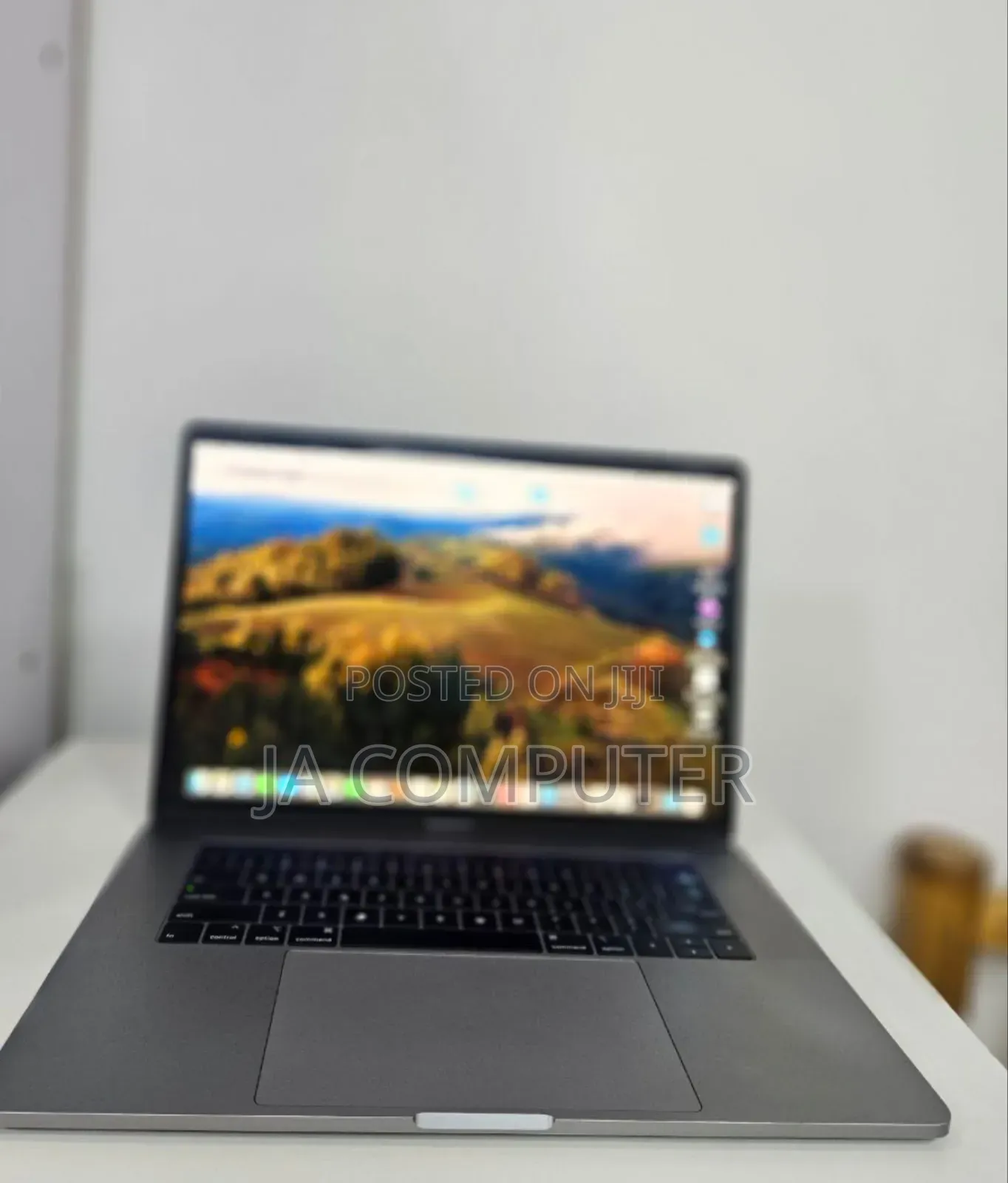 New Laptop Apple MacBook Pro 2018 16GB Intel Core I7 SSD 512GB