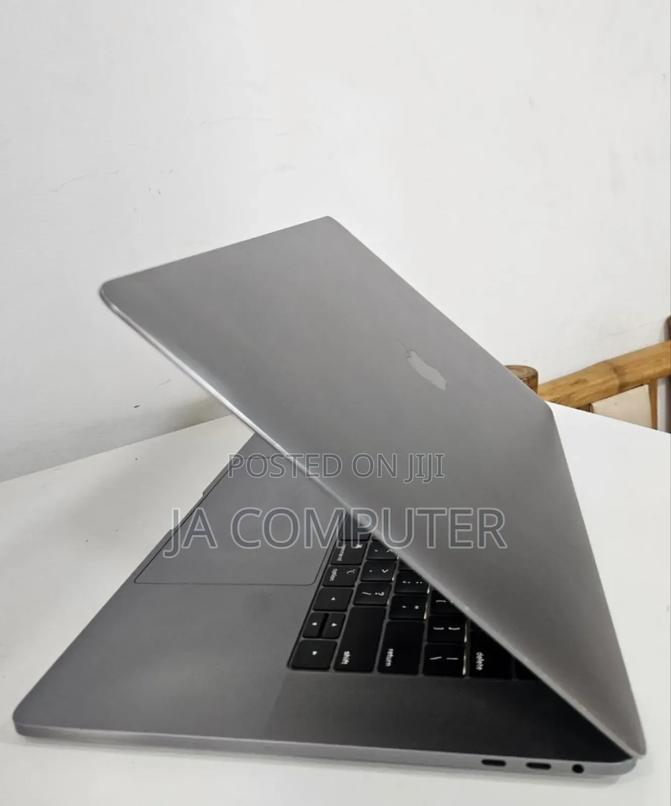 New Laptop Apple MacBook Pro 2018 16GB Intel Core I7 SSD 512GB