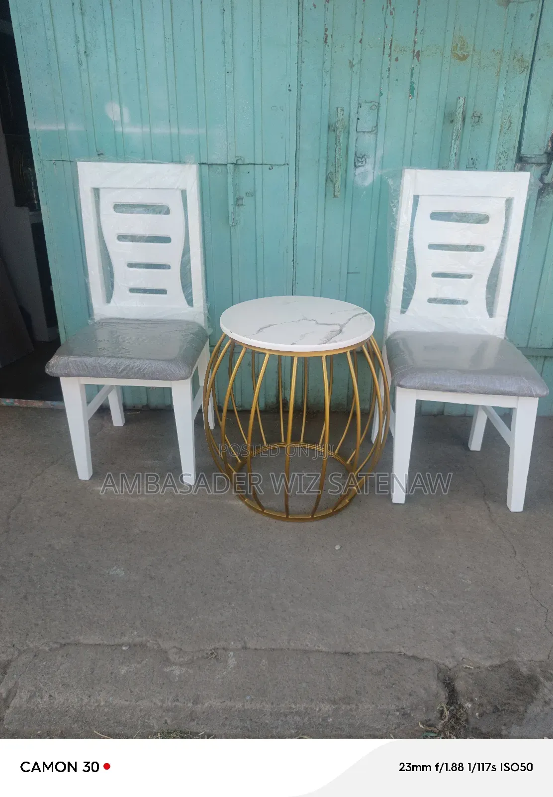 ወንበር ከነጠረጴዛ