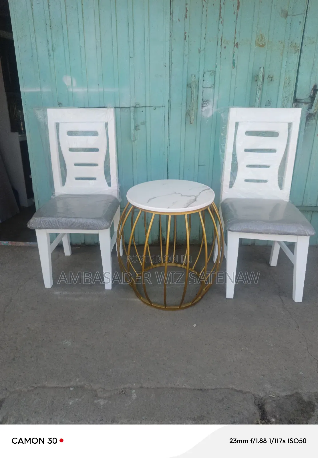 ወንበር ከነጠረጴዛ