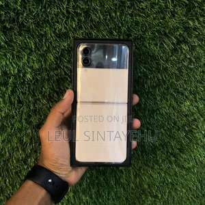 Photo - New Samsung Galaxy Z Flip4 256 GB