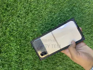 Photo - New Samsung Galaxy Z Flip4 256 GB Pink