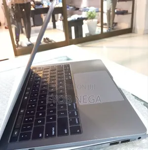 New Laptop Apple MacBook Pro 2017 8GB Intel Core I5 SSD 256GB