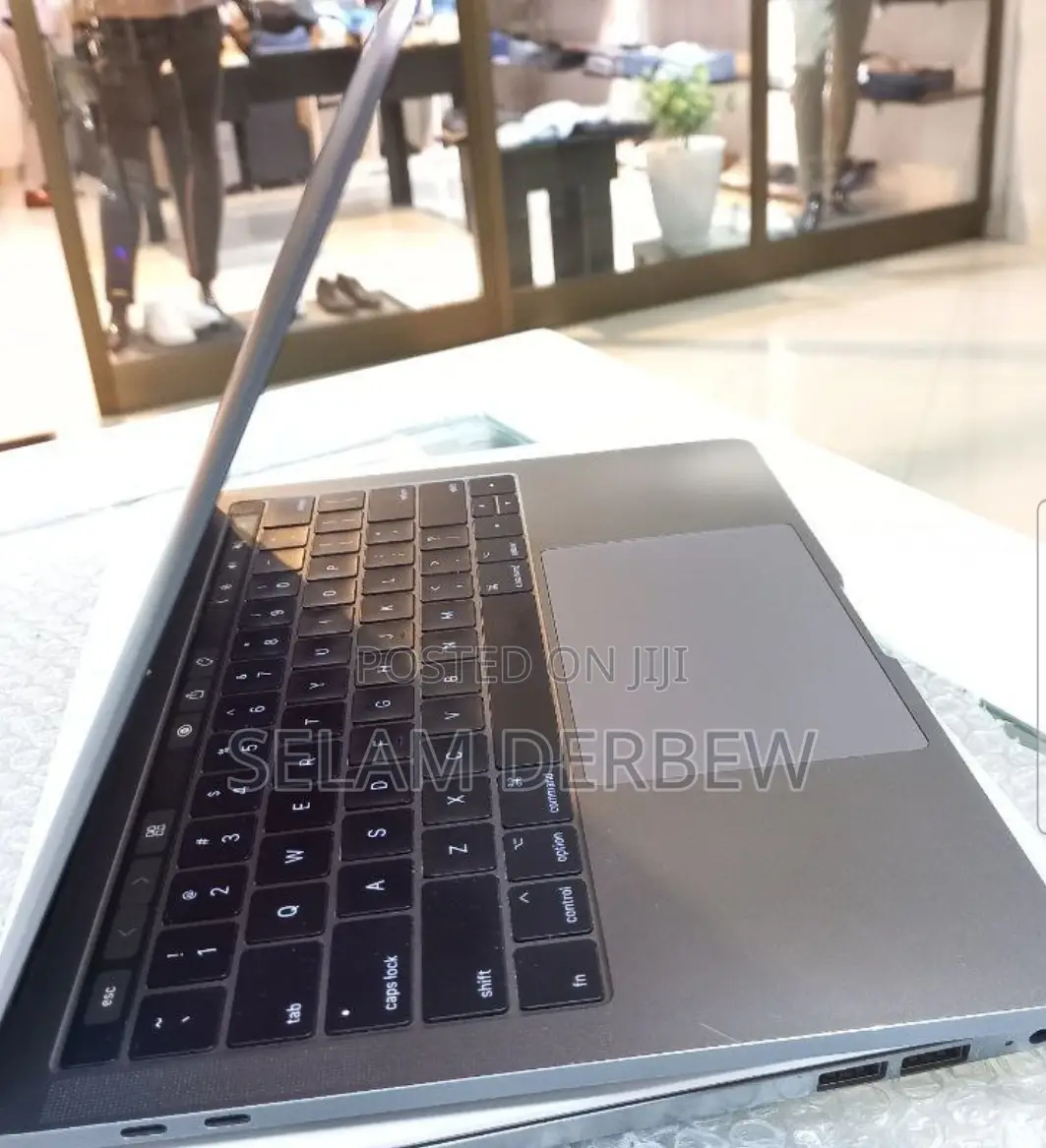 New Laptop Apple MacBook Pro 2017 8GB Intel Core I5 SSD 256GB