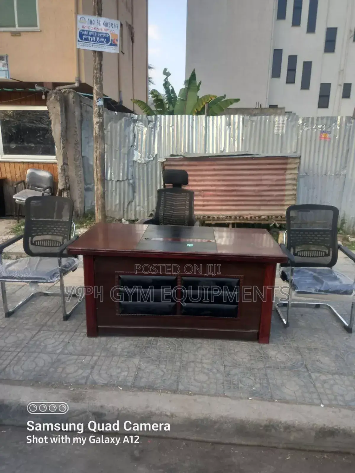 የቢሮ ጠረፔዛ እና ወንበር