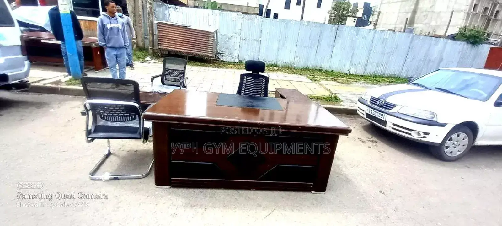 የቢሮ ጠረፔዛ እና ወንበር